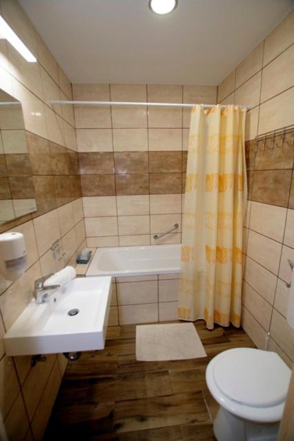 Feher Hajo Panzio Es Vendeglo Gyor Exterior photo