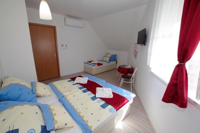 Feher Hajo Panzio Es Vendeglo Gyor Exterior photo