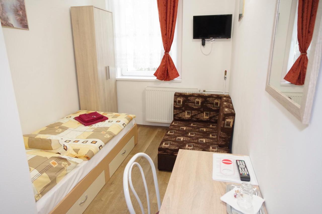 Feher Hajo Panzio Es Vendeglo Gyor Exterior photo