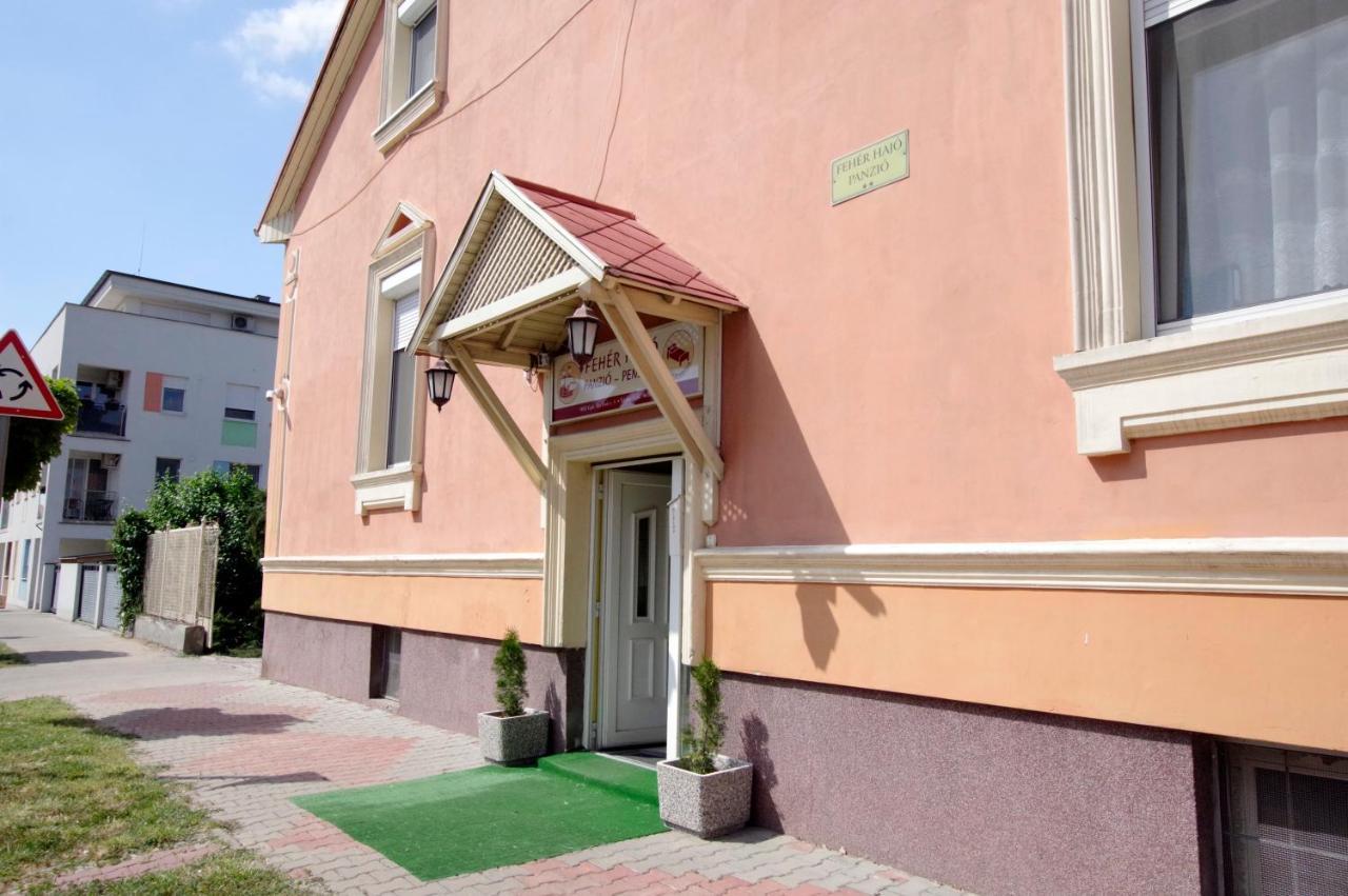 Feher Hajo Panzio Es Vendeglo Gyor Exterior photo