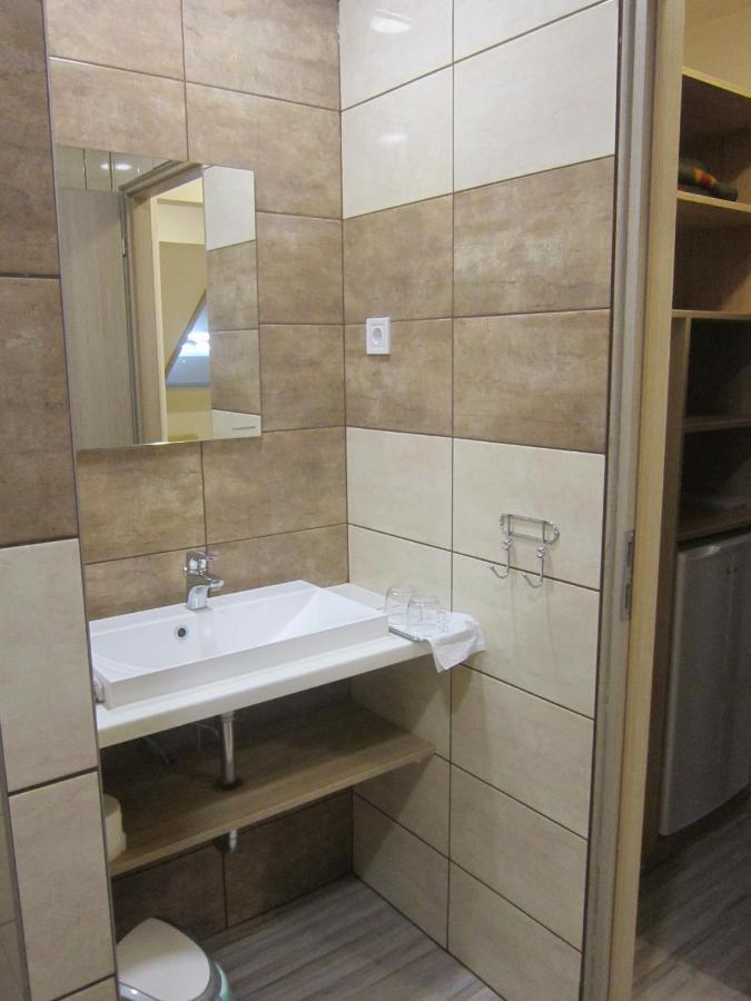 Feher Hajo Panzio Es Vendeglo Gyor Exterior photo