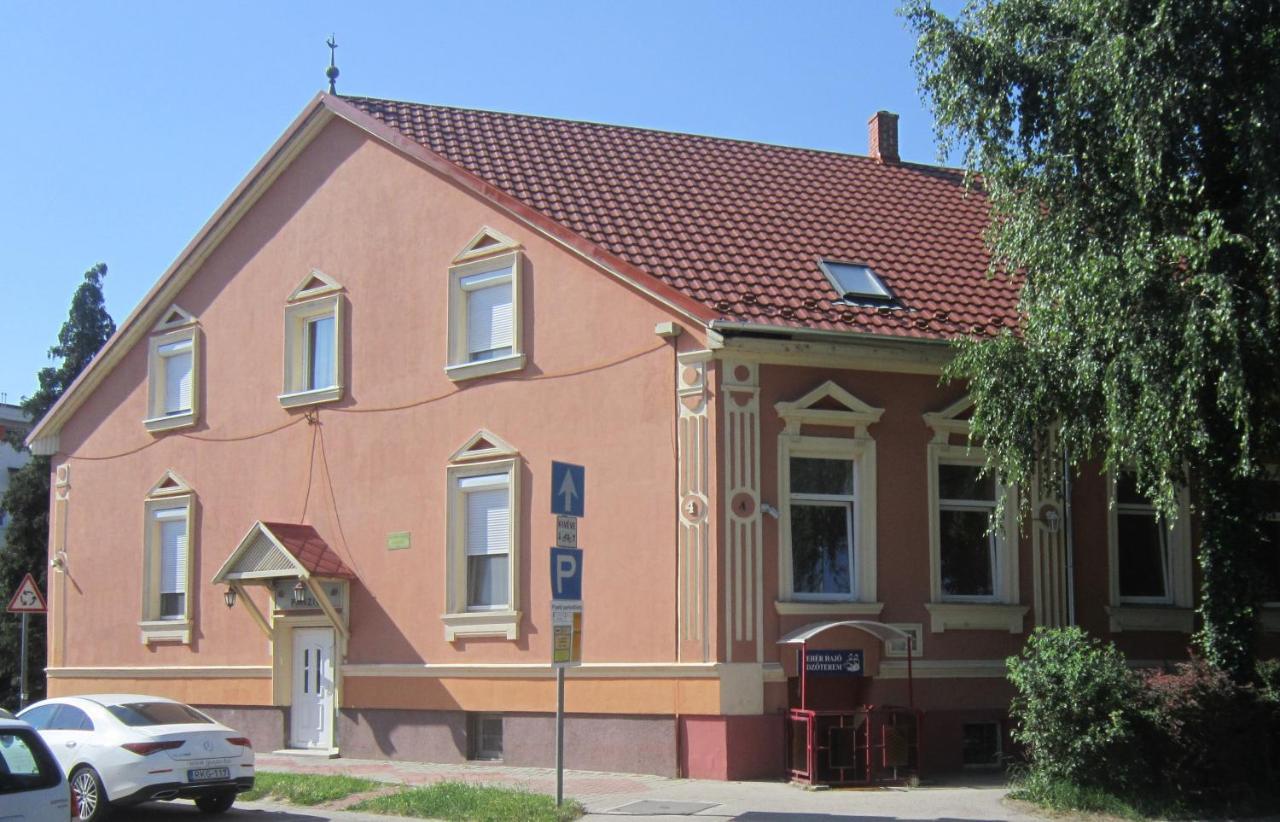 Feher Hajo Panzio Es Vendeglo Gyor Exterior photo